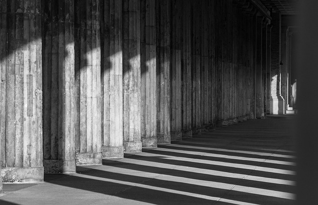 extracto bancario y recibos sobre mesa de estudio con enfoque educativo y neutral