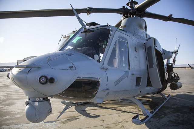 biblioteca y material de estudio con documentos sobre economía europea y políticas públicas