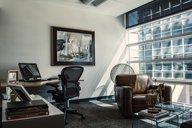 tabla de presupuesto doméstico en cuaderno con categorías de gastos y notas educativas